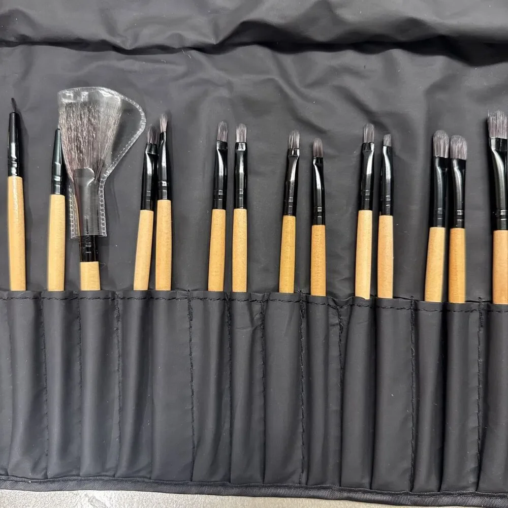 32 Piece Makeup Brush Set With Carrying Case